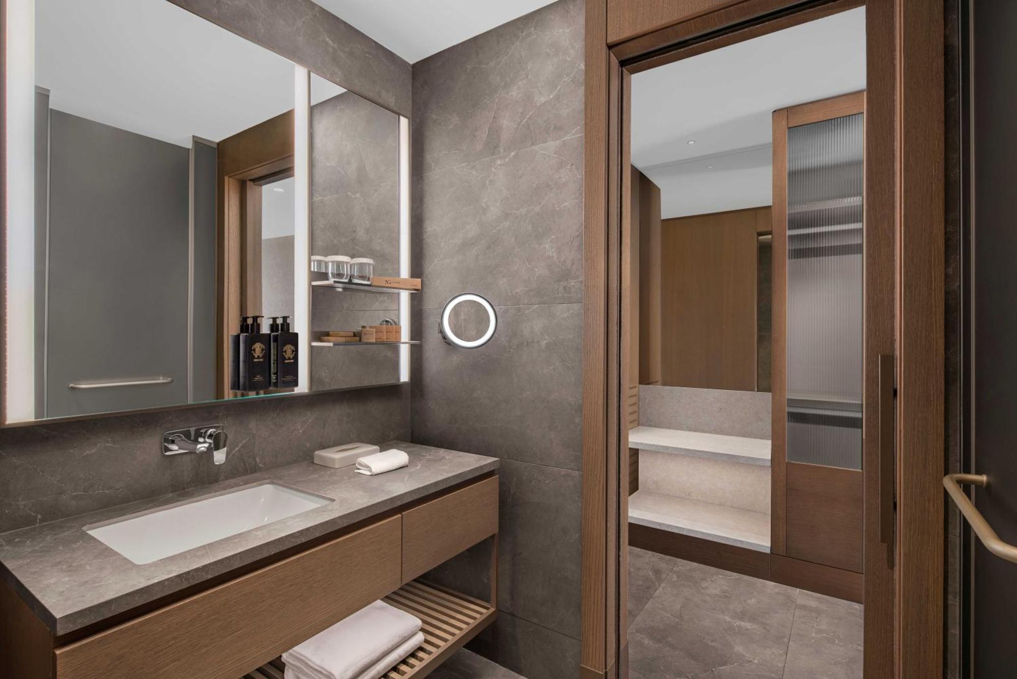 Deluxe Room,1586213739:JPEG
